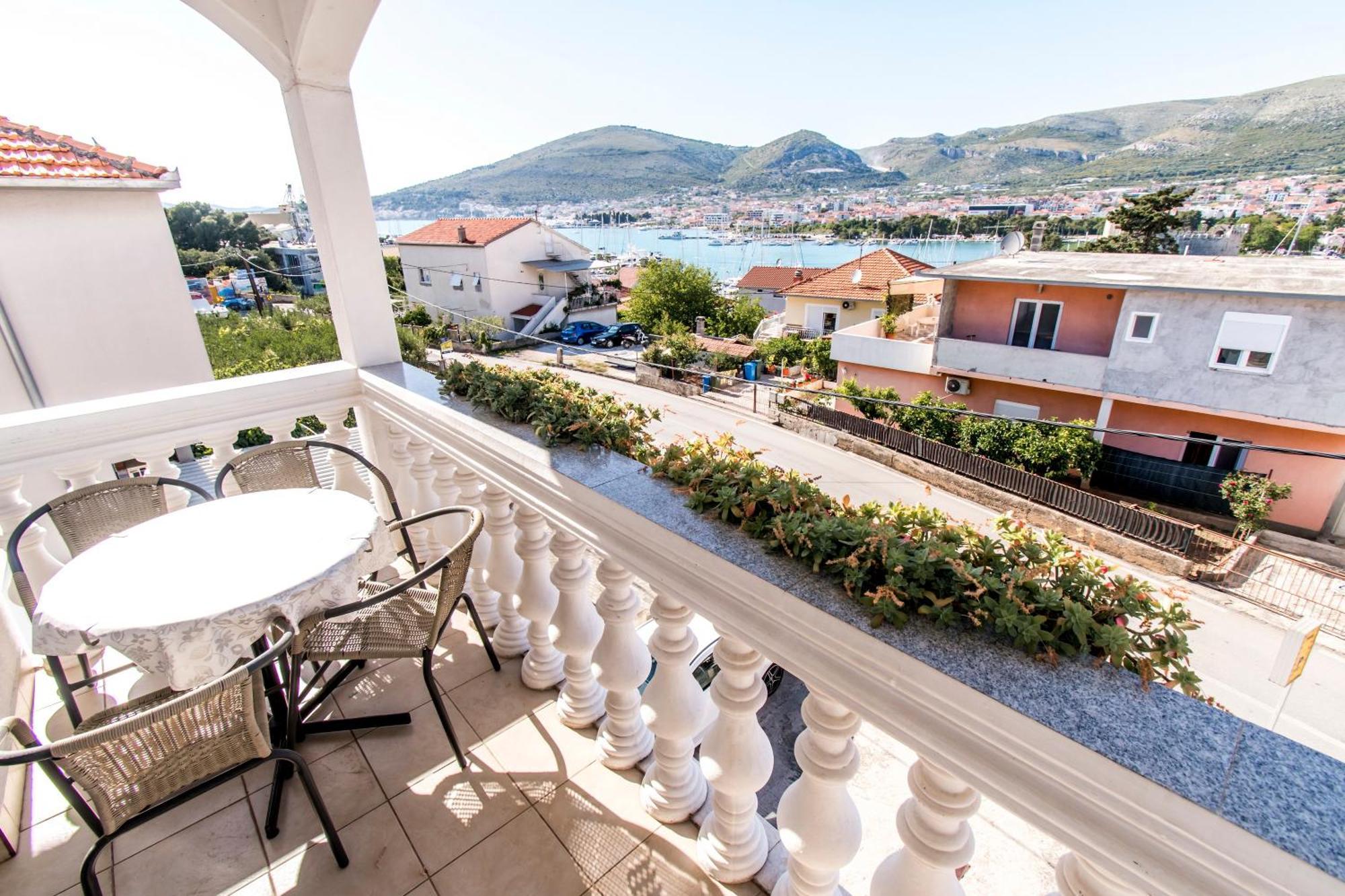 Apartments Curic Трогир Екстериор снимка